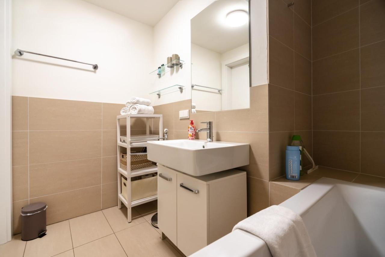 Quiet And Cozy Apartment Next To Mariahilfer Strasse And Naschmarkt With Ac, Minimum 30 Nights Viena Exterior foto