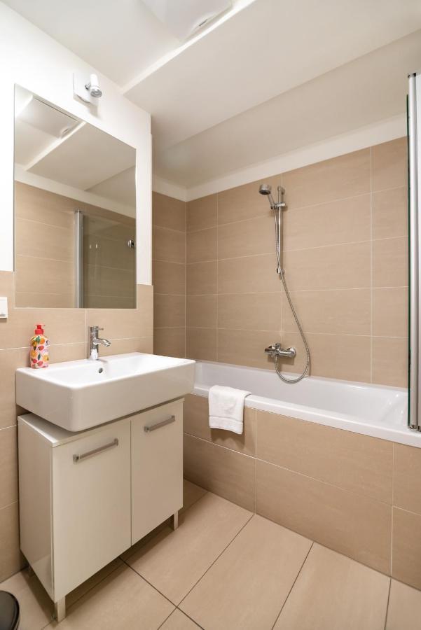 Quiet And Cozy Apartment Next To Mariahilfer Strasse And Naschmarkt With Ac, Minimum 30 Nights Viena Exterior foto